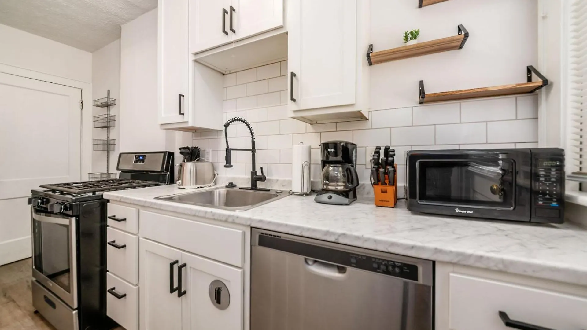 The Cobblestone Townhouse - 2 Bedroom -German Village Columbus